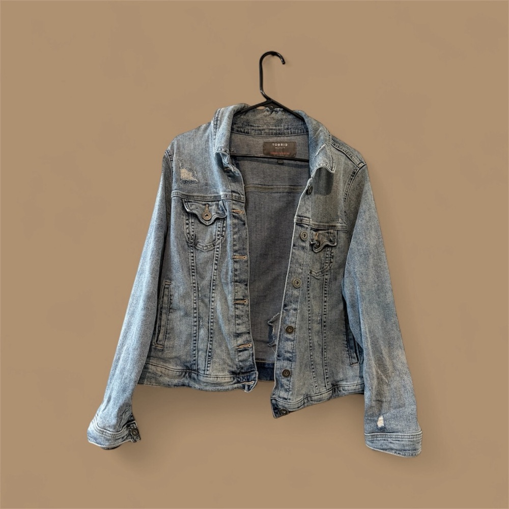 💙 Torrid Light Wash Distressed Denim Jacket – Size 1 (1X)